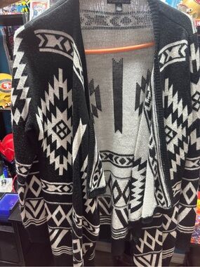 Signature Studio Black and White Geometric Open-Front Cardigan